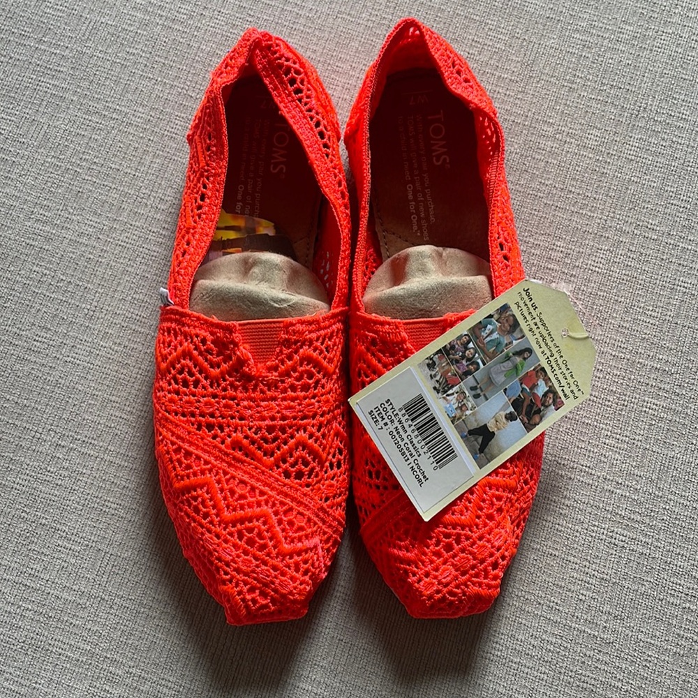 TOMS NWT Neon Coral Crochet Womens size 7 shoes.